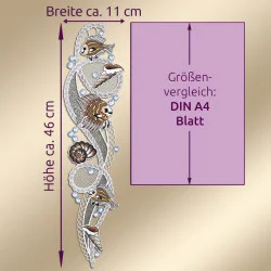 Eine maritime Girlande aus gestickter Spitze im Stil der Vogtländischen Spitze zeigt tropische Fische, Muscheln und Meeresmotive. Sie ist etwa 46 cm hoch und 11 cm breit und wird zum Größenvergleich neben einem DIN-A4-Blatt auf beigem Hintergrund gezeigt.