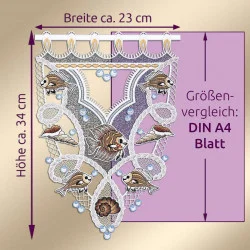 Gestickter Scheibenhänger mit Fisch- und Meeresmotiven, ca. 23 cm breit und 34 cm hoch. Diese maritime Scheibengardine aus vogtländischer Spitze ist neben einem Text abgebildet, der seine Größe mit einem DIN A4-Blatt vergleicht.