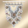 Ein dekorativer Spitzen-Vorhang im Stil der Vogtländischen Spitze, mit gestickten Fischen, Muscheln und maritimen Motiven in sanften Farbtönen - diese maritime Scheibengardine lässt die Unterwasserwelt auf beigem Hintergrund lebendig werden.