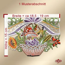 Gesticktes Spitzenpaneel mit einem Korb mit herbstlichen Motiven, darunter eine Sonnenblume, ein Kürbis, Pilze, Blätter und Beeren. Maße: Höhe 15 cm, Breite ca. 18,5-19 cm.