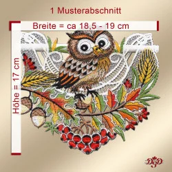 Besticktes Spitzenpaneel mit einer detaillierten Eule, die auf bunten Herbstblättern, Eicheln und Beeren thront. Die Maße betragen ca. 17 cm in der Höhe und 18,5-19 cm in der Breite auf einem beigen Hintergrund.