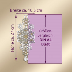 Ornamentale Spitzendekoration mit Schneeflockenmustern in einer Höhe von ca. 27 cm und einer Breite von ca. 10,5 cm, abgebildet neben einem DIN-A4-Blatt zum Größenvergleich auf beigem Hintergrund.