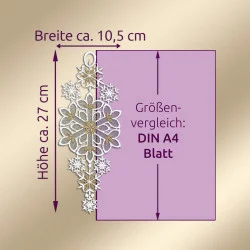 Ornamentale Spitzendekoration mit Schneeflockenmustern in einer Höhe von ca. 27 cm und einer Breite von ca. 10,5 cm, abgebildet neben einem DIN-A4-Blatt zum Größenvergleich auf beigem Hintergrund.