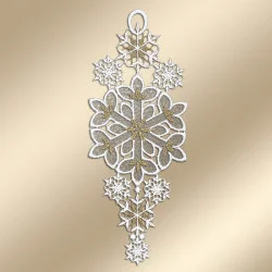 Ein dekoratives Fensterbild mit einem komplizierten Arrangement aus weißen und goldenen Schneeflocken unterschiedlicher Größe, die vertikal vor einem Hintergrund mit sanftem Beige-Verlauf hängen.