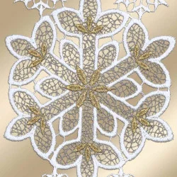 Filigranes Schneeflockenornament aus Spitze mit weißen und goldenen Fäden. Die zarte Muster und Sternformen sind vor einem weichen, beigen Hintergrund dargestellt.