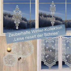 Dekorative Schneeflocken-Fensterbilder, Scheibenhänger und Spitzendeckchen auf Fenstern und einer Holzfläche, mit einem verschneiten Wald als Hintergrund; Textüberlagerung: "Zauberhafte Winter-Kollektion 'Leise rieselt der Schnee'.