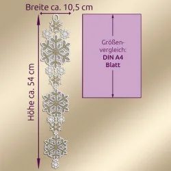 Eine dekorative vertikale Girlande aus Spitzenschneeflocken mit einer Höhe von ca. 54 cm und einer Breite von 10,5 cm ist neben einem violetten Kästchen abgebildet, das zum Vergleich die Größe eines A4-Blatts angibt.