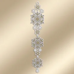 Eine vertikale Fenster-Dekoration mit drei großen, verschlungenen weißen Schneeflocken, die durch kleinere weiße Schneeflocken miteinander verbunden sind, vor einem beigen Hintergrund mit Farbverlauf.