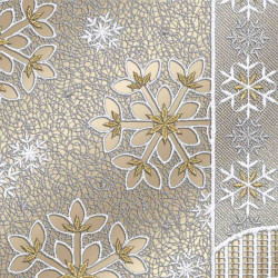 Aufwändiges Spitzenmuster mit weißen und goldenen Schneeflockenmustern auf beigem Hintergrund. Das Muster besteht aus großen und kleinen Schneeflocken, wobei einige Bereiche von einem dichteren Spitzengeflecht und sich wiederholenden Motiven eingefasst sind.