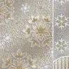 Aufwändiges Spitzenmuster mit weißen und goldenen Schneeflockenmustern auf beigem Hintergrund. Das Muster besteht aus großen und kleinen Schneeflocken, wobei einige Bereiche von einem dichteren Spitzengeflecht und sich wiederholenden Motiven eingefasst sind.
