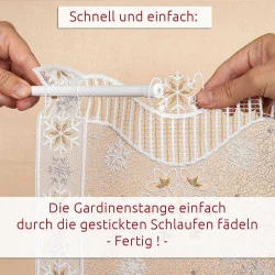 Nahaufnahme von Händen, die eine weiße Gardinenstange durch die bestickten Schlaufen eines dekorativen Spitzenvorhangs fädeln. Der deutsche Text erklärt, dass der Vorgang schnell und einfach ist.
