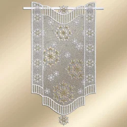 Ein dekorativer Scheibenhänger aus Spitze mit verschlungenen weißen Schneeflockenmustern, geometrischen Rändern und einem Wellenschliff, der sich vor einem zarten goldenen Hintergrund präsentiert.