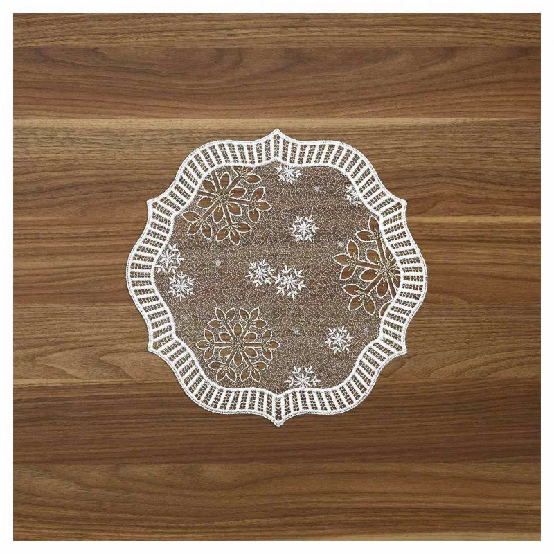 cEin rundes, dekoratives Spitzendeckchen mit weißen Schneeflockenmustern und einem Wellenrand liegt auf einer Holzoberfläche mit naturbrauner Maserung.