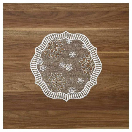 cEin rundes, dekoratives Spitzendeckchen mit weißen Schneeflockenmustern und einem Wellenrand liegt auf einer Holzoberfläche mit naturbrauner Maserung.