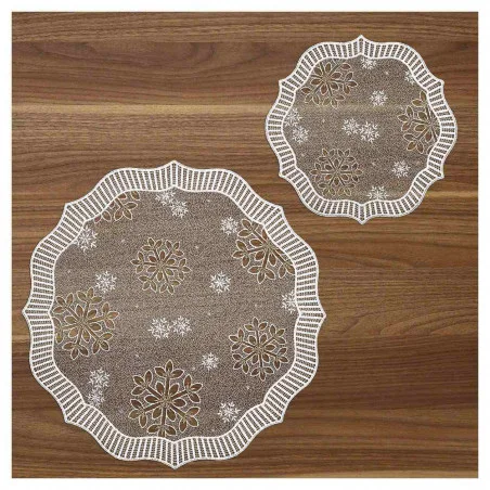 Zwei runde, dekorative Spitzendeckchen mit weißen Schneeflockenmustern und einem Wellenrand liegen auf einer Holzoberfläche mit naturbrauner Maserung.