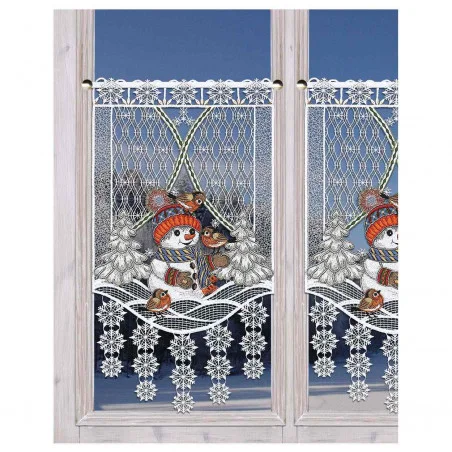 Dekorativer Spitzenvorhang mit einer Winterszene, die einen Schneemann mit Mütze und Schal, Vögel, Bäume und Schneeflocken zeigt und an einem Fenster mit verschneitem Außenhintergrund angebracht ist.