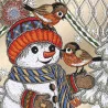 Ein gesticktes Bild eines Schneemanns, der eine bunte Mütze und einen Schal trägt. Auf seiner Hand und seinem Hut sitzen zwei braune Vögel. Im Hintergrund sind Tannen und Schneeflocken zu sehen.