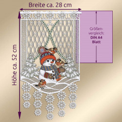 Dekorative Scheibengardine, ca. 52 cm hoch und 28 cm breit, mit einem Schneemann mit Mütze und Schal, umgeben von Vögeln und verschneiten Bäumen. Inklusive Größenvergleich zu einem DIN A4-Blatt.