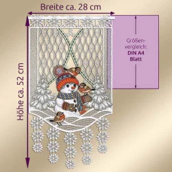 Dekorative Scheibengardine, ca. 52 cm hoch und 28 cm breit, mit einem Schneemann mit Mütze und Schal, umgeben von Vögeln und verschneiten Bäumen. Inklusive Größenvergleich zu einem DIN A4-Blatt.