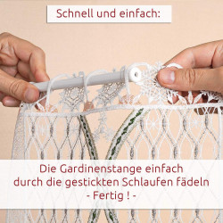 Hände fädeln eine weiße Gardinenstange durch die genähten Schlaufen am oberen Ende eines Spitzenvorhangs. Der deutsche Text erklärt, dass der Vorgang schnell und einfach ist und der Vorhang nach dem Einfädeln fertig ist.