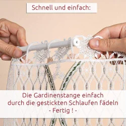 Hände fädeln eine weiße Gardinenstange durch die genähten Schlaufen am oberen Ende eines Spitzenvorhangs. Der deutsche Text erklärt, dass der Vorgang schnell und einfach ist und der Vorhang nach dem Einfädeln fertig ist.