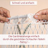 Hände fädeln eine weiße Gardinenstange durch die genähten Schlaufen am oberen Ende eines Spitzenvorhangs. Der deutsche Text erklärt, dass der Vorgang schnell und einfach ist und der Vorhang nach dem Einfädeln fertig ist.