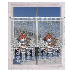 Dekorativer weißer Spitzenvorhang mit zwei Schneemännern mit roten Mützen und Schals, Vögeln und verschneiten Bäumen, der in einem Fenster mit Holzrahmen hängt, aus dem eine verschneite Winterlandschaft zu sehen ist.