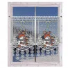 Dekorativer weißer Spitzenvorhang mit zwei Schneemännern mit roten Mützen und Schals, Vögeln und verschneiten Bäumen, der in einem Fenster mit Holzrahmen hängt, aus dem eine verschneite Winterlandschaft zu sehen ist.