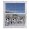 Ein Spitzenvorhang mit Schneemann- und Vogelmotiven hängt an einem Holzfenster, durch das eine verschneite Landschaft mit Bäumen und einem klaren blauen Himmel zu sehen ist.