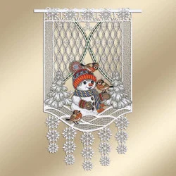 Dekorativer Scheibenhänger aus Spitze mit einem lächelnden Schneemann mit rot-blauer Mütze und Schal, umgeben von drei Vögeln und schneebedeckten Bäumen, darunter ein Schneeflockenmuster.