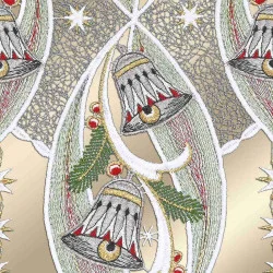 Gesticktes Muster mit silbernen Glocken mit goldenen und roten Akzenten, grünen Tannenzweigen und roten Beeren auf goldenem Hintergrund, umgeben von verschlungenen spitzenartigen Mustern und Sternformen.