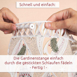 Zwei Hände fädeln eine weiße Gardinenstange durch die gestickten Schlaufen eines dekorativen Spitzenvorhangs mit Blatt- und Baummustern. Der deutsche Text erklärt, dass dies eine schnelle und einfache Art ist, den Vorhang aufzuhängen.