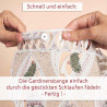 Zwei Hände fädeln eine weiße Gardinenstange durch die gestickten Schlaufen eines dekorativen Spitzenvorhangs mit Blatt- und Baummustern. Der deutsche Text erklärt, dass dies eine schnelle und einfache Art ist, den Vorhang aufzuhängen.