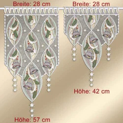 Zwei dekorative Spitzenvorhänge mit winterlichen Mustern und Sternendetails. Jedes Paneel ist 28 cm breit; eines ist 57 cm hoch, das andere 42 cm hoch. Beigefarbener Hintergrund mit Maßangaben in roter Schrift.