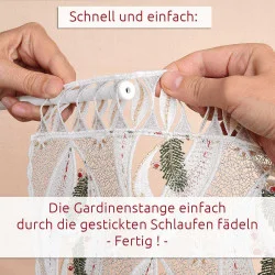 Zwei Hände fädeln eine weiße Gardinenstange durch die gestickten Schlaufen eines dekorativen Spitzenvorhangs mit Blatt- und Baummustern. Der deutsche Text erklärt, dass dies eine schnelle und einfache Art ist, den Vorhang aufzuhängen.