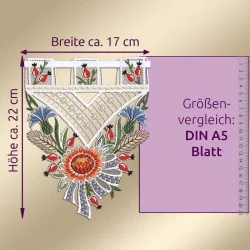 Gestickte dekorative Spitzengardine mit floralen Mustern, 17 cm breit und 22 cm hoch, zum Größenvergleich neben einem DIN A5-Blatt auf goldenem Hintergrund abgebildet.