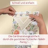 Zwei Hände fädeln eine Gardinenstange durch die bestickten Schlaufen eines dekorativen Spitzenvorhangs mit bunten Blumenmustern. Der deutsche Text erklärt, dass der Vorgang schnell und einfach ist.