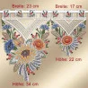 Zwei aufwändig bestickte Spitzenvorhänge mit bunten Blumen und geometrischen Mustern. Die größere Gardine misst 23 cm in der Breite und 34 cm in der Höhe, die kleinere Gardine ist 17 cm breit und 22 cm hoch. Die Maße sind in rotem Text angegeben.