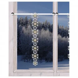 Eine frostige Winterszene vor einem Fenster mit schneebedeckten Bäumen; eine dekorative vertikale Girlande mit Schneeflockenornamenten hängt von einer Gardinenstange über dem Fenster.