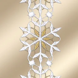 Eine Nahaufnahme von weißer und goldener Spitze mit sternförmigem Schneeflocken vor einem glatten, champagnerfarbenen Hintergrund.