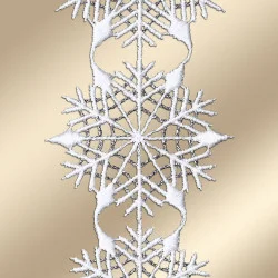 Eine vertikale Reihe verschlungener weiß-silberner Schneeflocken ist vor einem glatten, goldfarbenen Hintergrund angeordnet. Die gestickten Schneeflocken sind zart miteinander verbunden und bilden ein dekoratives, symmetrisches Muster.