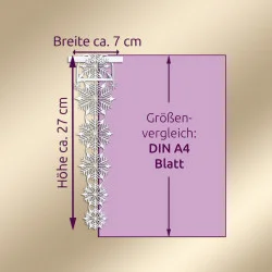 Eine vertikale Scheibengardine aus weißen Schneeflocken, etwa 27 cm hoch und 7 cm breit, ist zum Größenvergleich neben einem violetten DIN-A4-Blatt vor einem beigen Hintergrund abgebildet. Der deutsche Text gibt die Maße und den Vergleich an.
