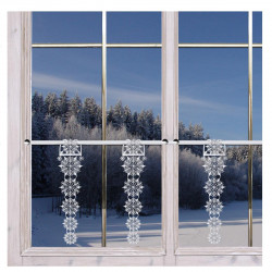 Eine verschneite Winterlandschaft mit einem Wald aus schneebedeckten Bäumen ist durch ein Fenster zu sehen, das mit hängenden weißen Schneeflocken verziert ist.