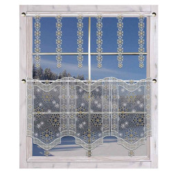 Spitzenvorhänge mit Schneeflocken hängen an einem Fenster und geben den Blick auf eine verschneite Landschaft frei.
