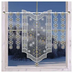 Ein Fenster mit Milchglas und Spitzenvorhängen mit verschlungenen Schneeflockenmustern, umrahmt von einer verschneiten Landschaft mit Bäumen und einem klaren Himmel.