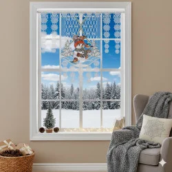 Ein gemütliches Zimmer mit einem grauen Sessel und einer Decke steht vor einem mit Schneeflocken und einem niedlichen Schneemann geschmückten Fenster. Draußen bedeckt Schnee den Boden und die Tannenbäume unter einem strahlend blauen Himmel. Geschenke und ein kleiner Baum stehen am Fenster.