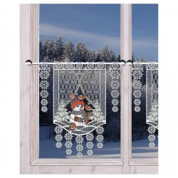 Vorhang aus transparenter Spitze mit einem winterlichen Motiv, das einen lächelnden Schneemann mit roter Mütze und Schal sowie einen Vogel zeigt, der von Schneeflocken und Tannenbäumen umgeben ist und an einem Fenster mit Blick auf einen verschneiten Wald hängt.