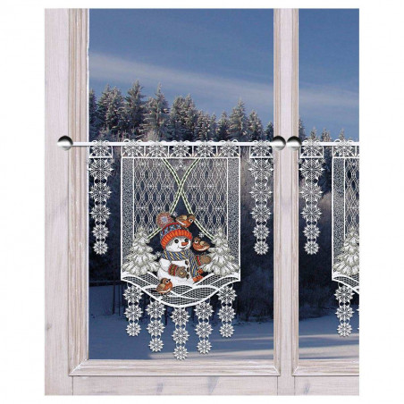 Vorhang aus transparenter Spitze mit einem winterlichen Motiv, das einen lächelnden Schneemann mit roter Mütze und Schal sowie einen Vogel zeigt, der von Schneeflocken und Tannenbäumen umgeben ist und an einem Fenster mit Blick auf einen verschneiten Wald hängt.