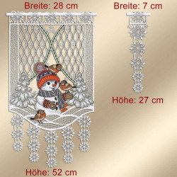Gestickte Winterdekoration mit einem Schneemann, Vögeln und Bäumen. Das Hauptstück misst 28 cm in der Breite und 52 cm in der Höhe; das kleinere Stück zum Aufhängen ist 7 cm breit und 27 cm hoch. Beide sind mit Schneeflockenmustern aus Spitze versehen. Die Maße sind in rotem Text angegeben.