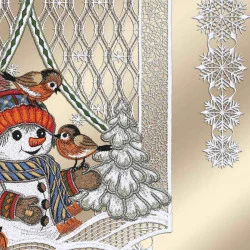 Gestickte Winterszene mit einem lächelnden Schneemann in einem gestreiften Schal und einer bunten Mütze, der einen Vogel hält. Zwei weitere Vögel hocken in der Nähe, mit Schneeflocken und einem geschmückten Baum auf einem Spitzenhintergrund.